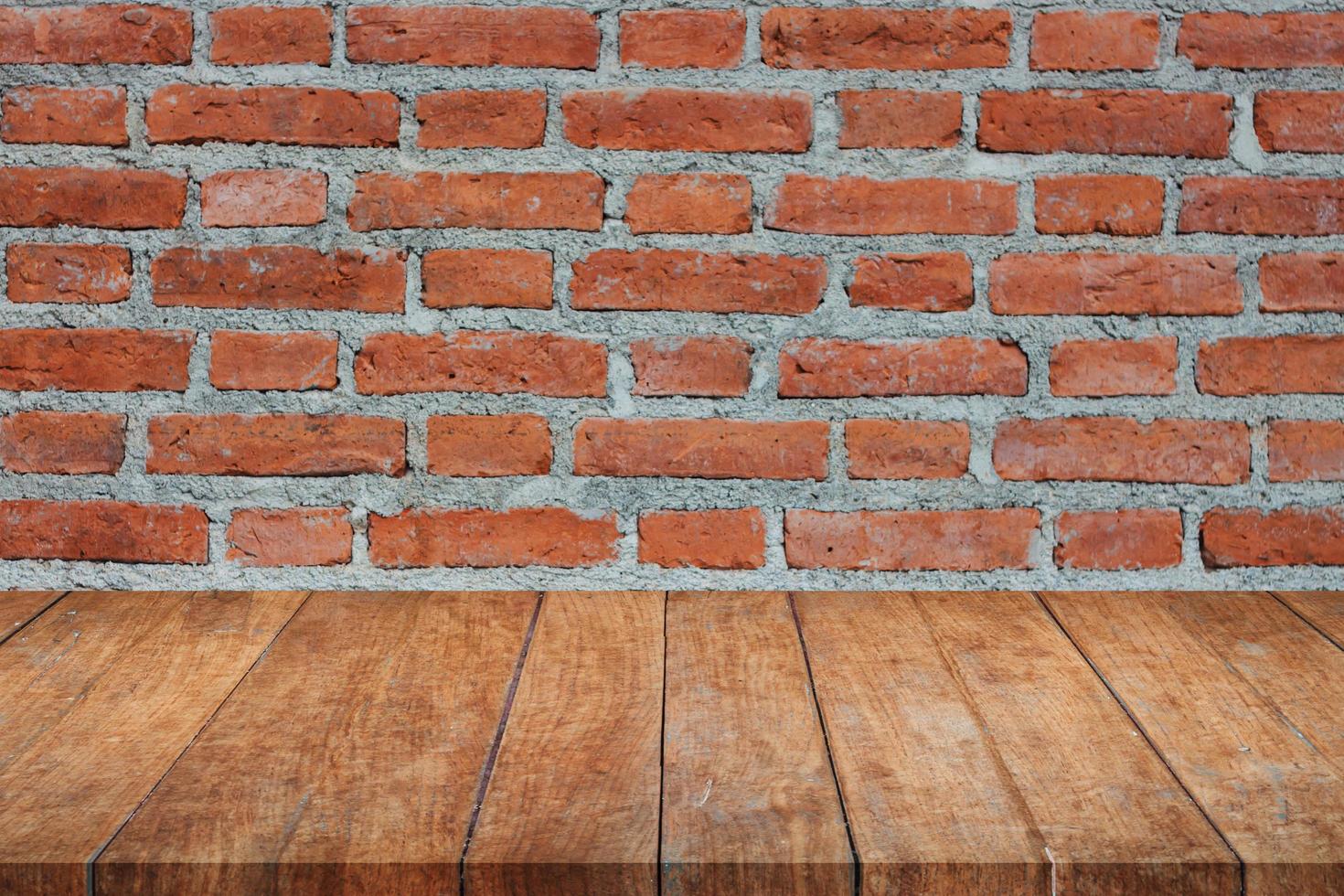 mesa de madera contra una pared de ladrillos foto