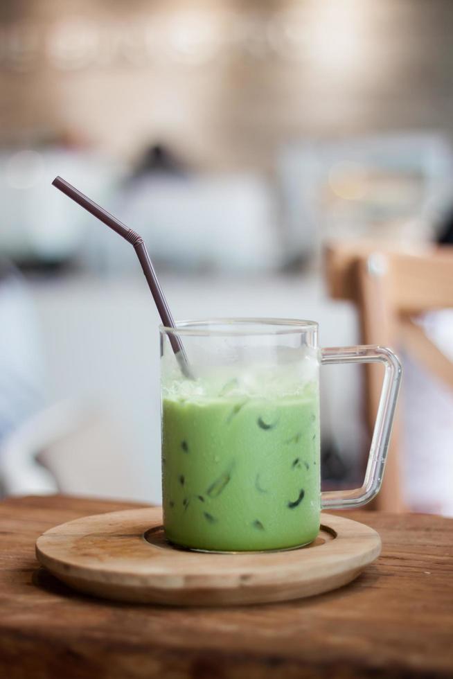 té verde helado con leche con una pajita foto