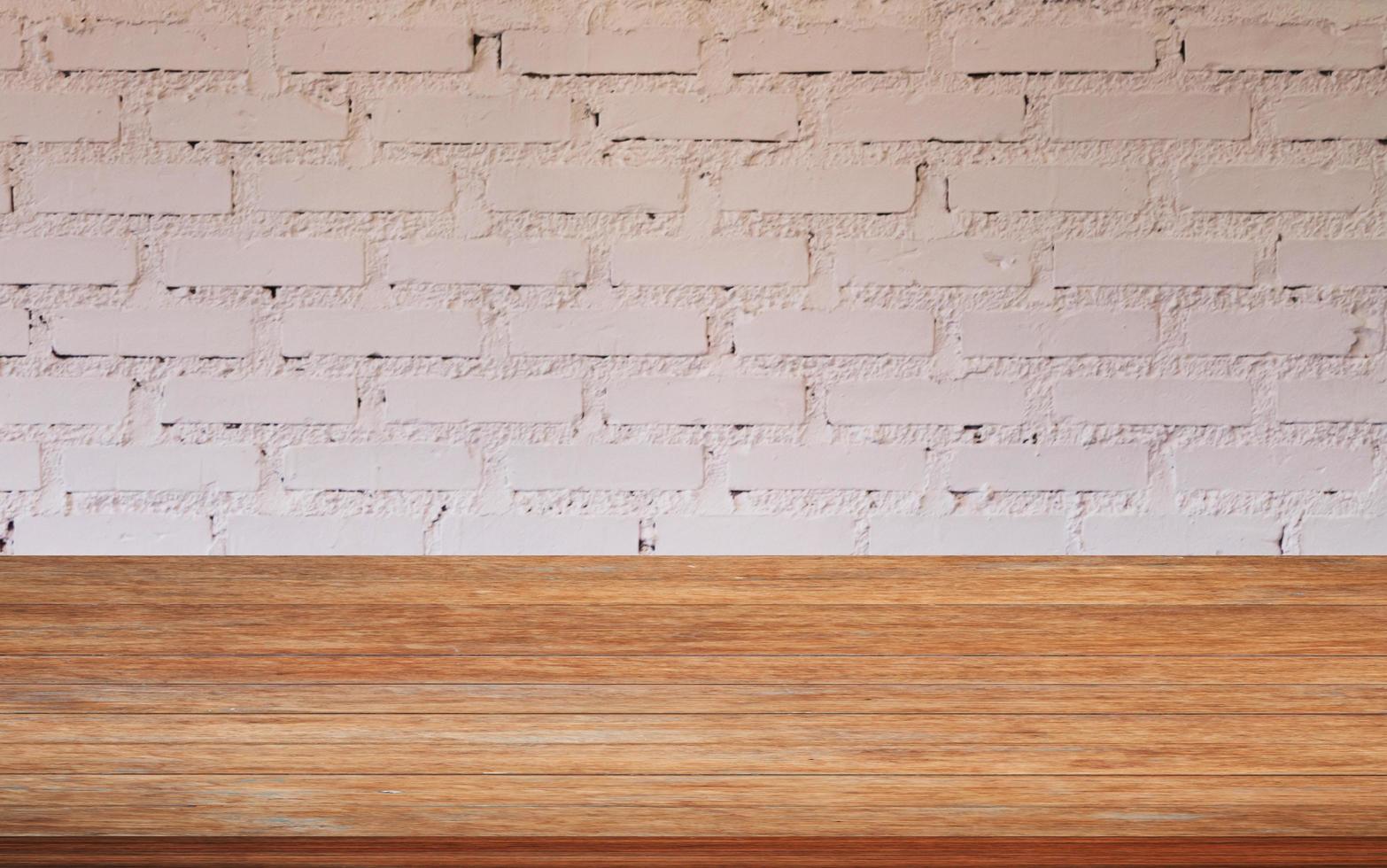 mesa de madera con una pared de ladrillo blanco foto