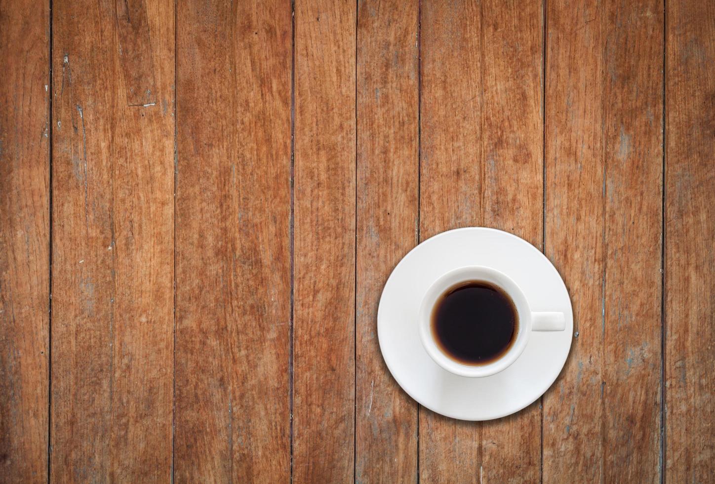 Vista superior de la taza de café con leche sobre fondo de madera foto