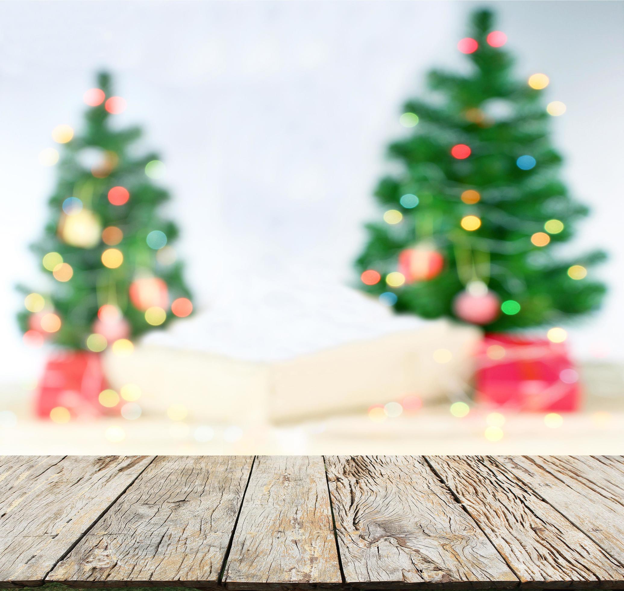 Escena navideña con árbol borroso y fondo de luces bokeh foto