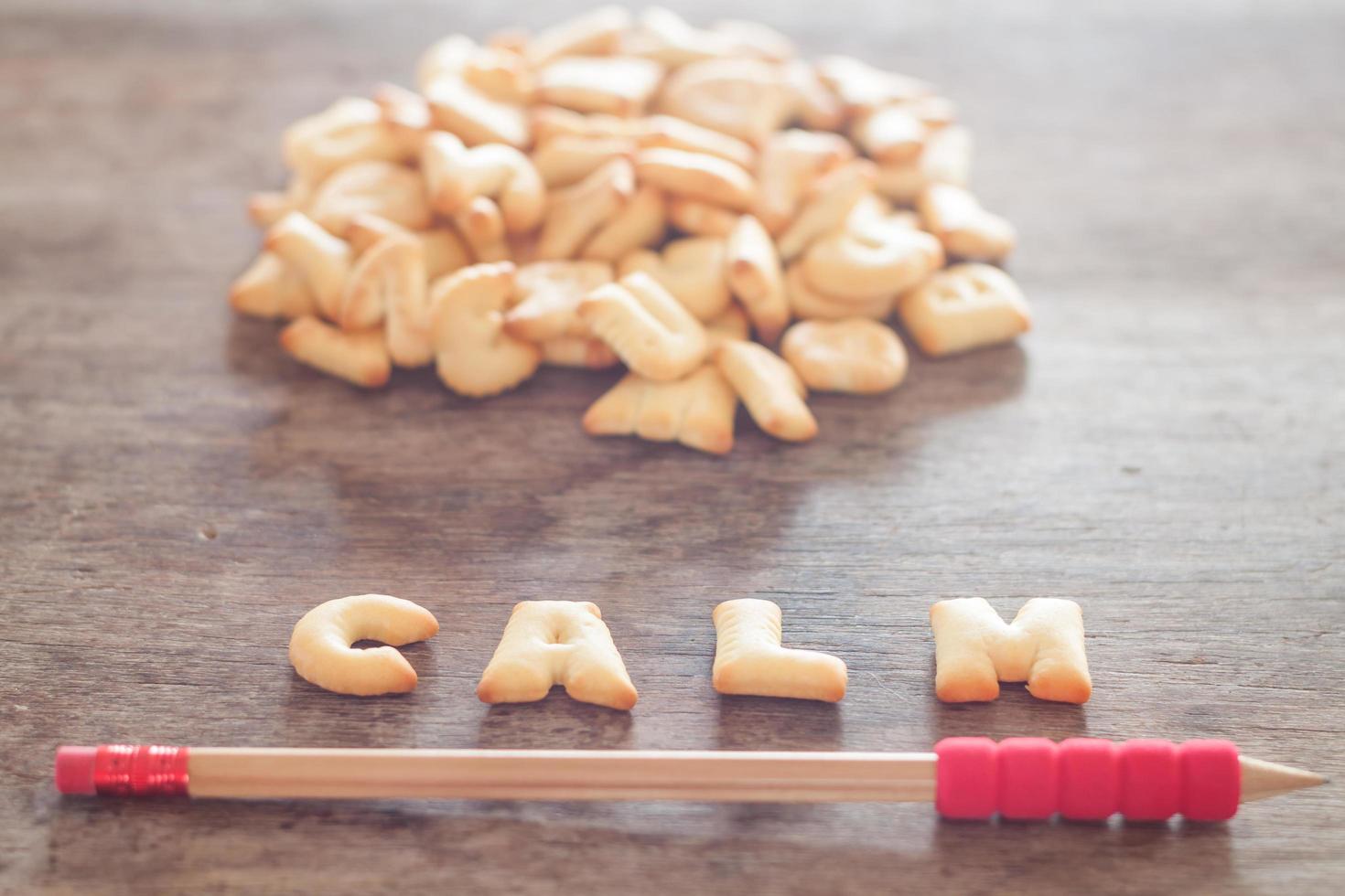 galletas de letras tranquilas con un lápiz foto