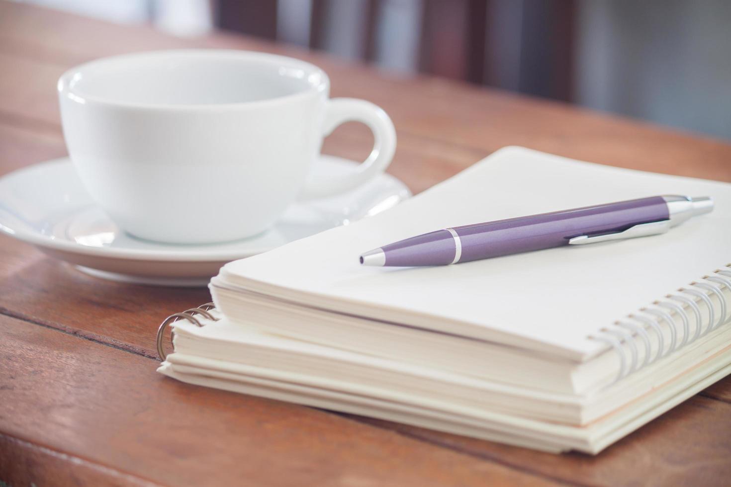 bolígrafo morado en un cuaderno foto