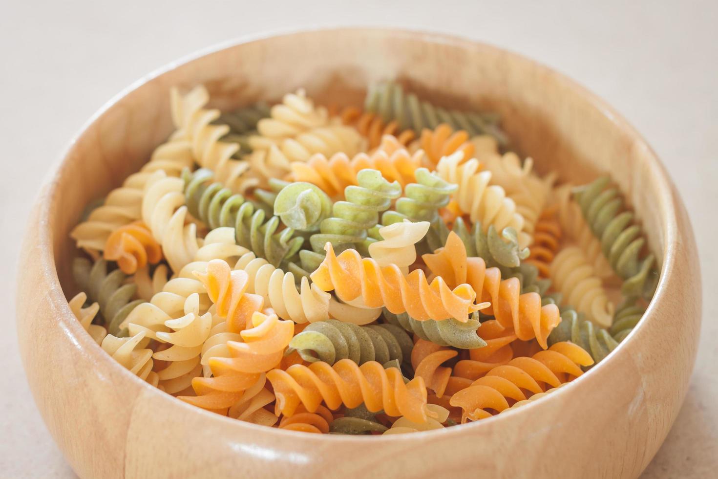 Pasta fusilli cruda en un bol foto