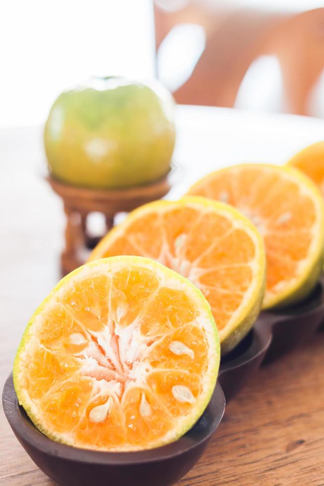 naranjas en una mesa foto