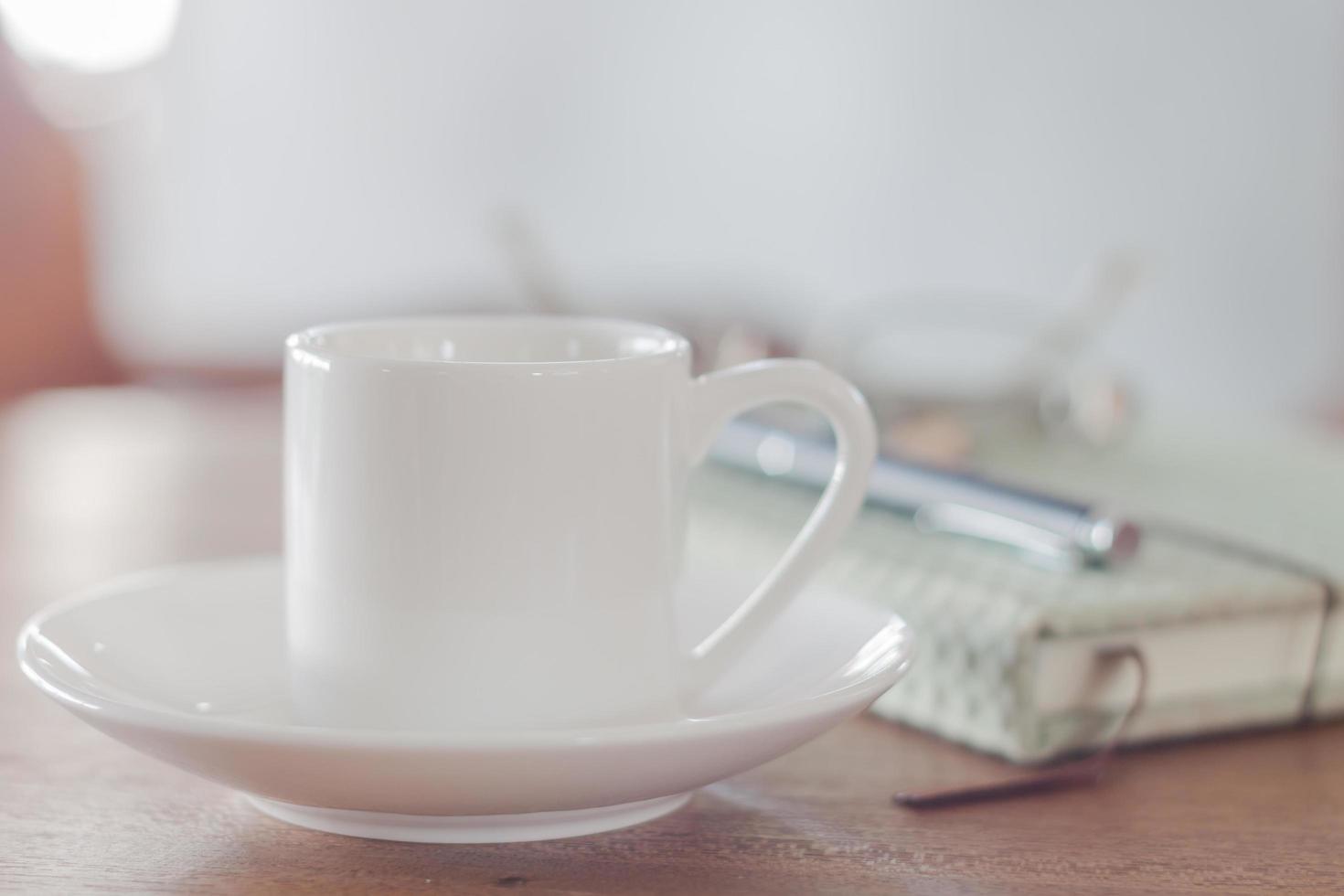 mini taza de café con leche con un cuaderno foto