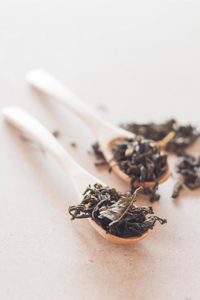 té oolong en cucharas de madera foto