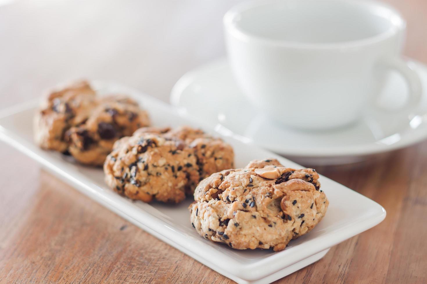 Close-up de galletas de cereales con una taza de café foto