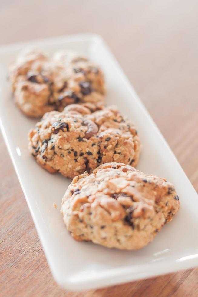 Close-up de galletas saludables en una placa blanca. foto