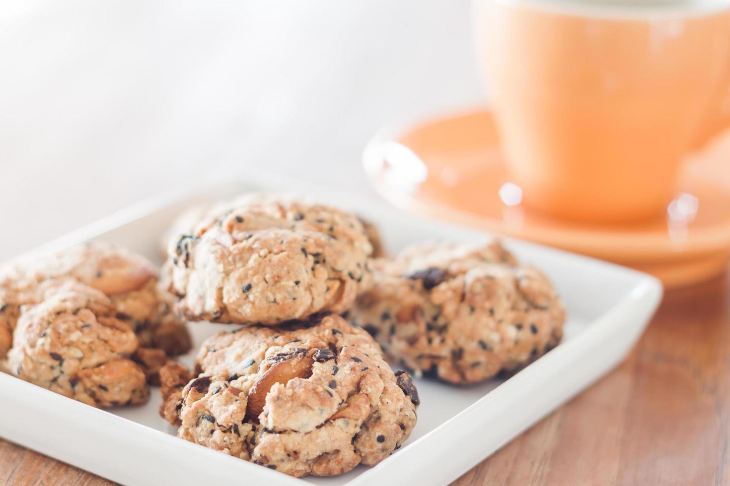 plato de galletas con una taza de café foto