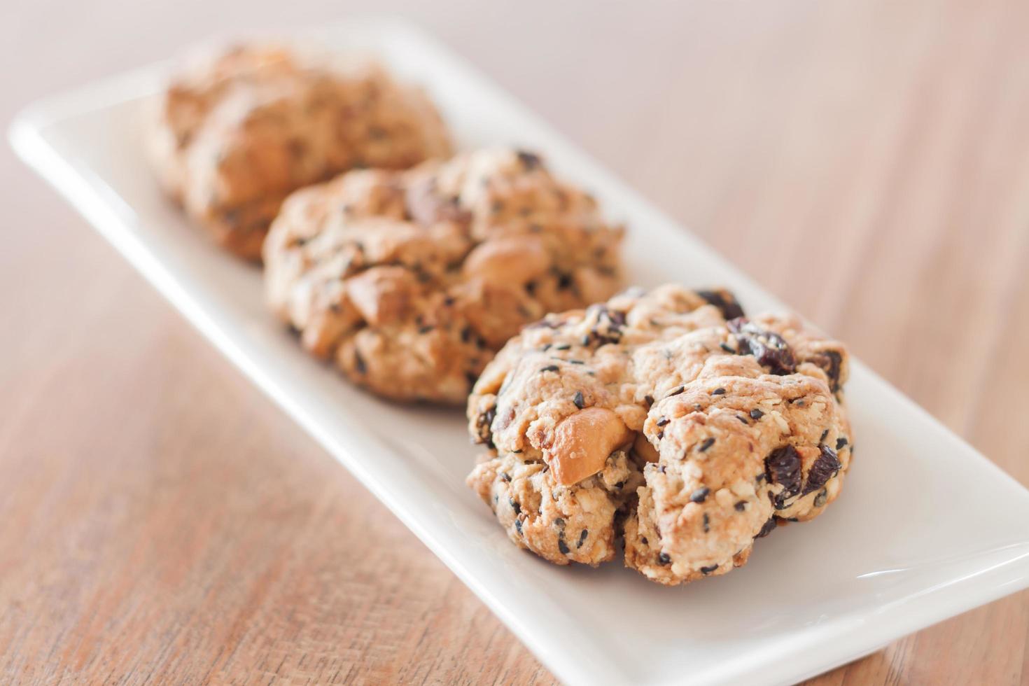 galletas saludables en un plato blanco foto