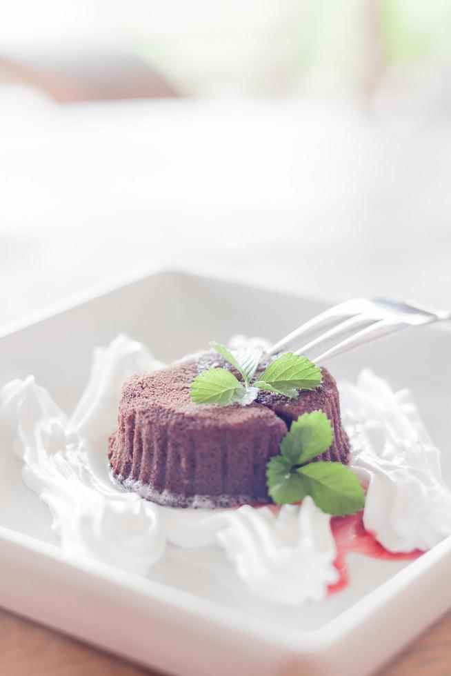 Pastel de lava de chocolate sobre una mesa foto