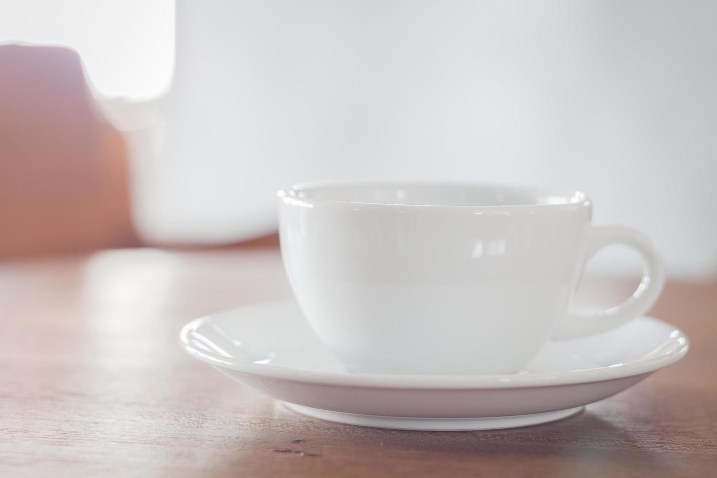 Taza de café con leche en una cafetería. foto