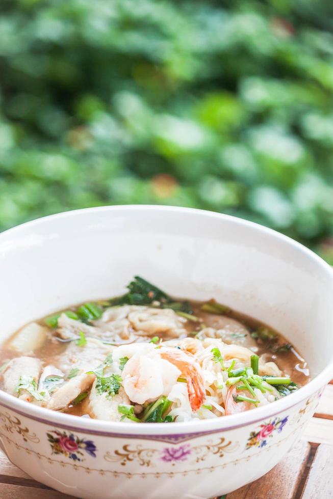 sopa de fideos tailandesa fuera foto