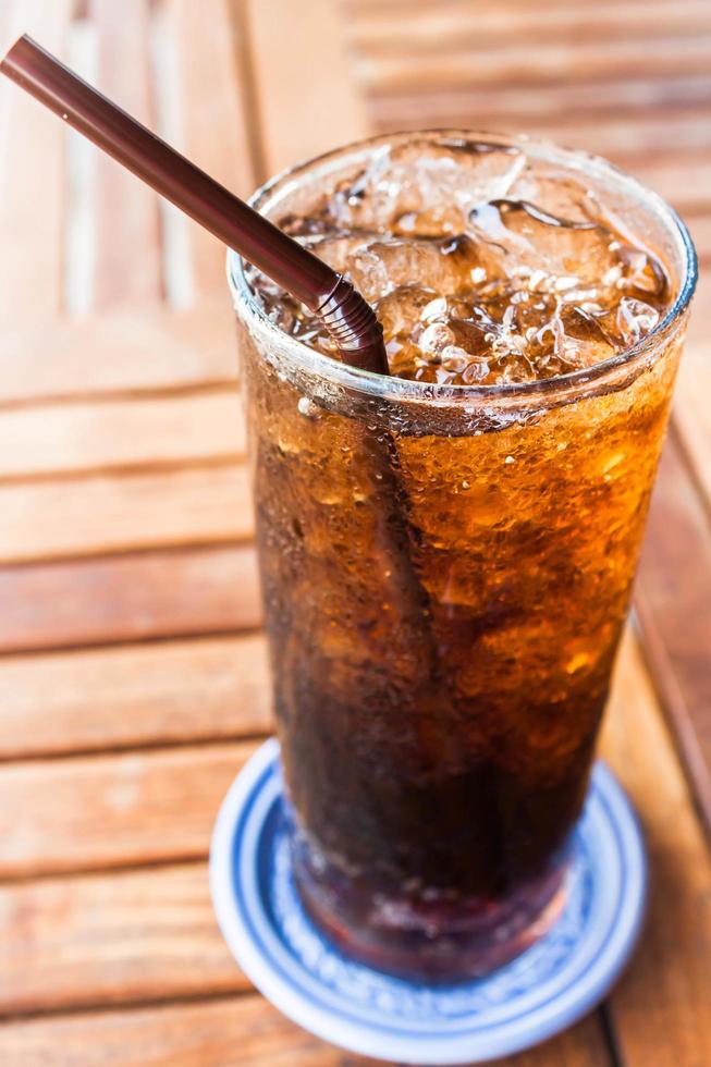 vaso de refresco con una pajita foto