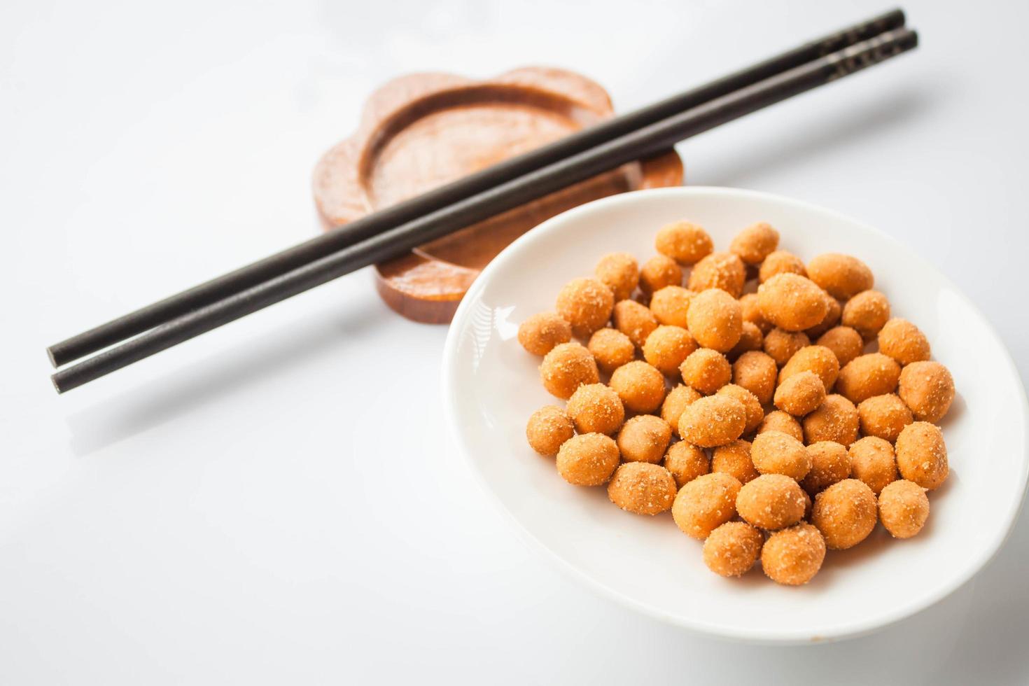 snack de maní cubierto con condimento picante con palillos foto