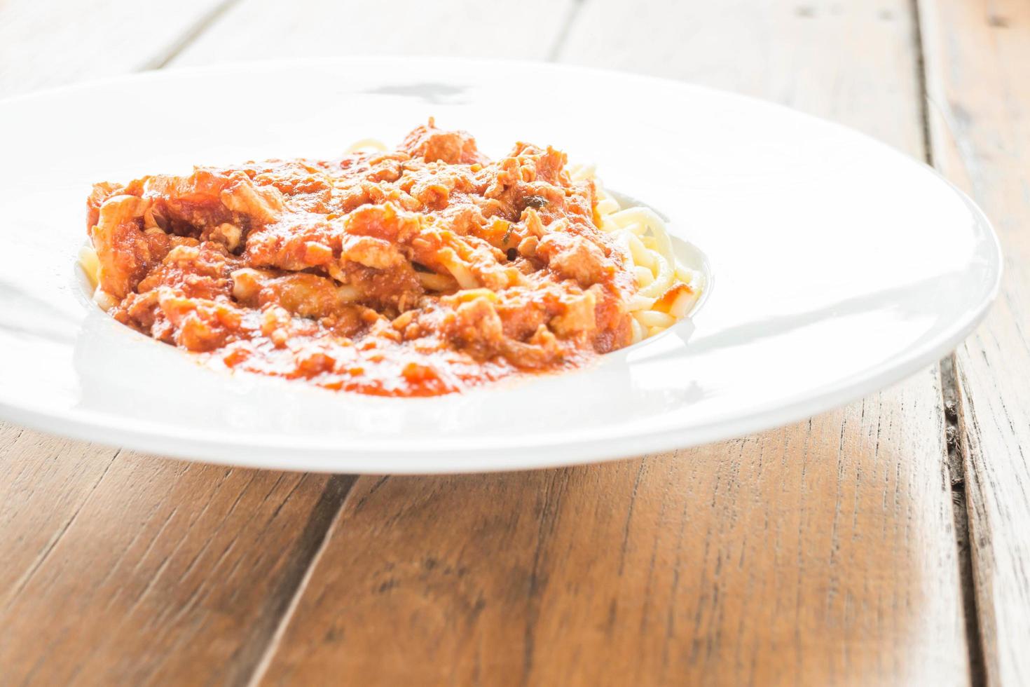espaguetis en un plato blanco foto