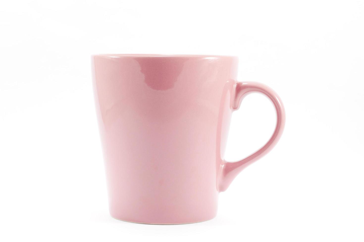 taza rosa sobre un fondo blanco foto