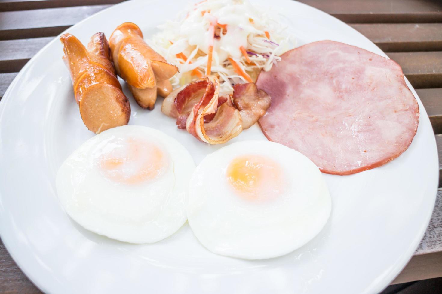 plato de desayuno con huevos foto