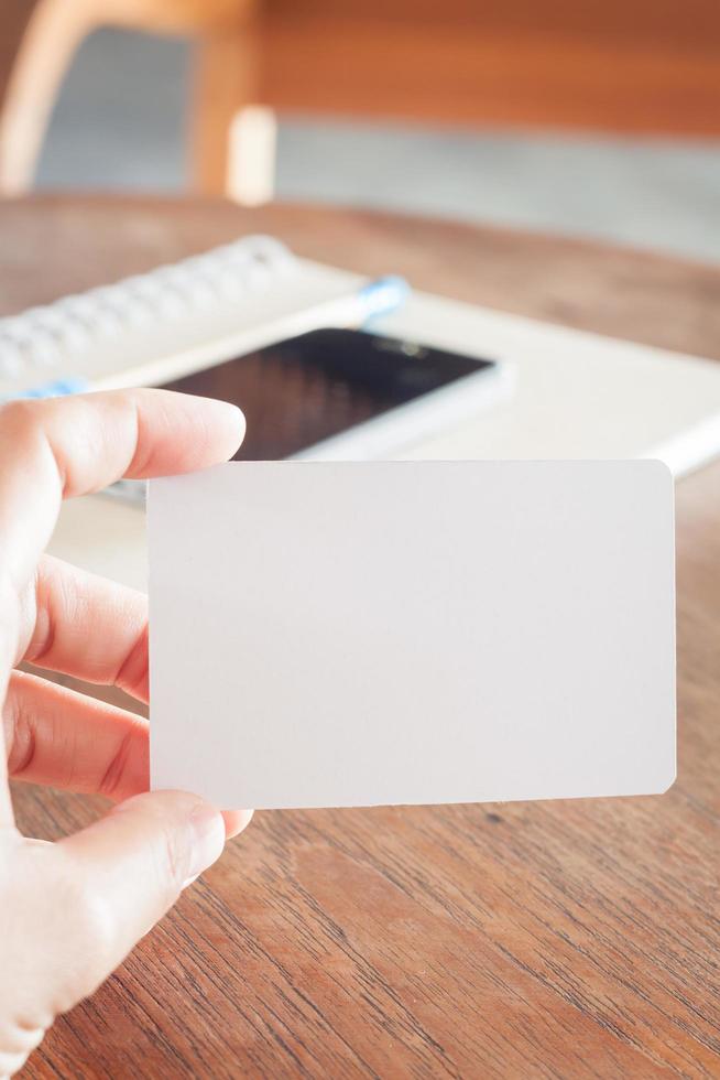 mujer sosteniendo una tarjeta de visita en blanco foto