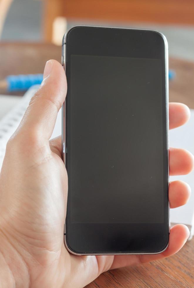 persona sosteniendo un teléfono inteligente foto