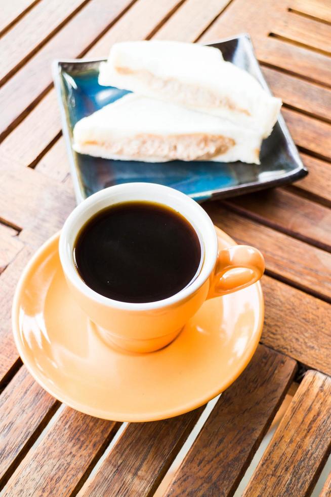 taza de café caliente con sándwiches foto