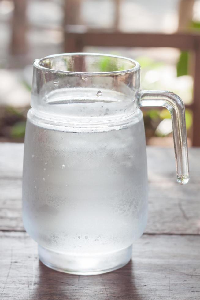 Jarra de agua de cristal con fondo blanco