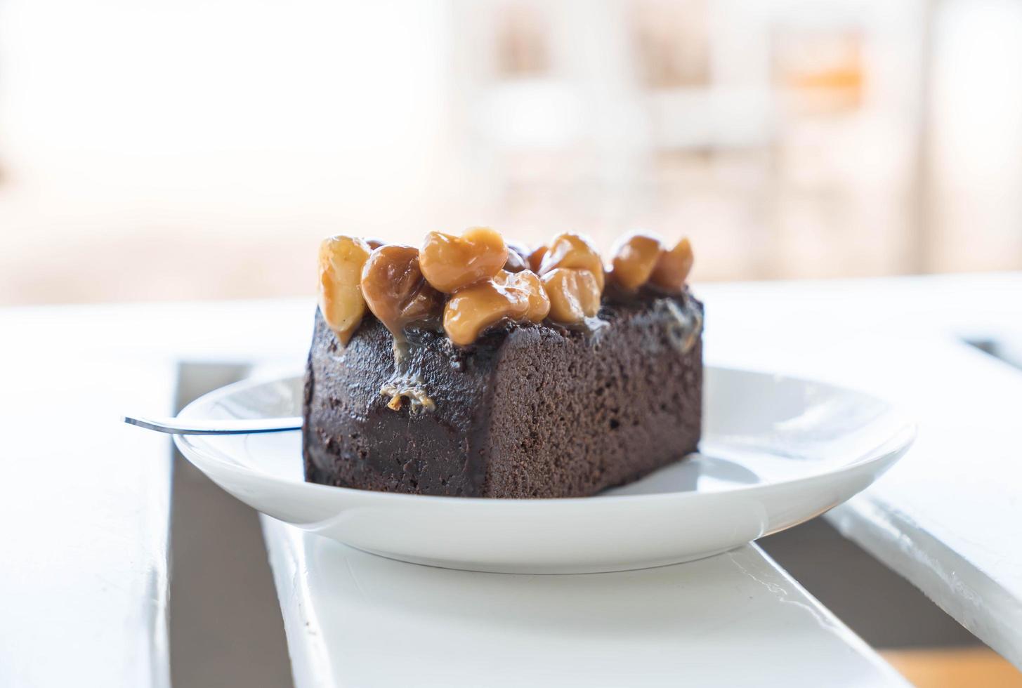 Pastel de chocolate de macadamia sobre un fondo blanco mínimo foto