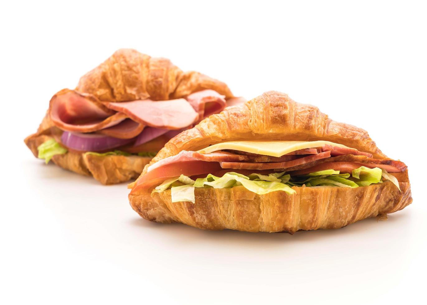 Sándwich de croissant de jamón sobre fondo blanco. foto