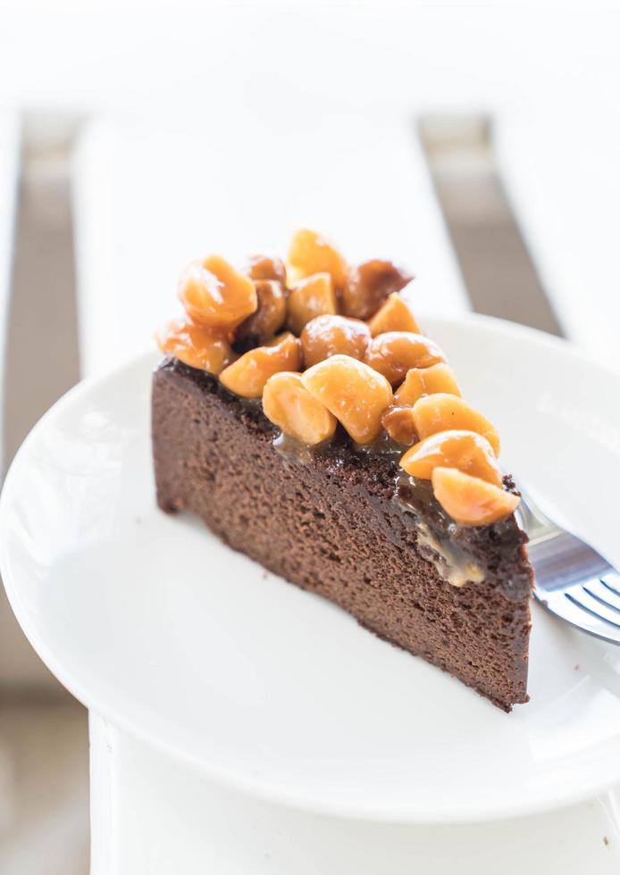 Pastel de chocolate de macadamia sobre un fondo blanco mínimo foto