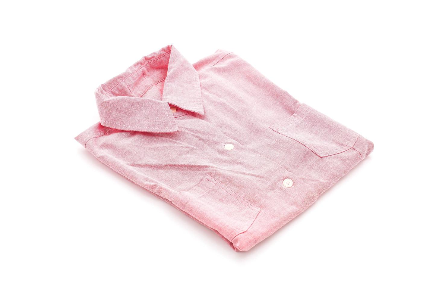 camisa rosa doblada sobre fondo blanco foto