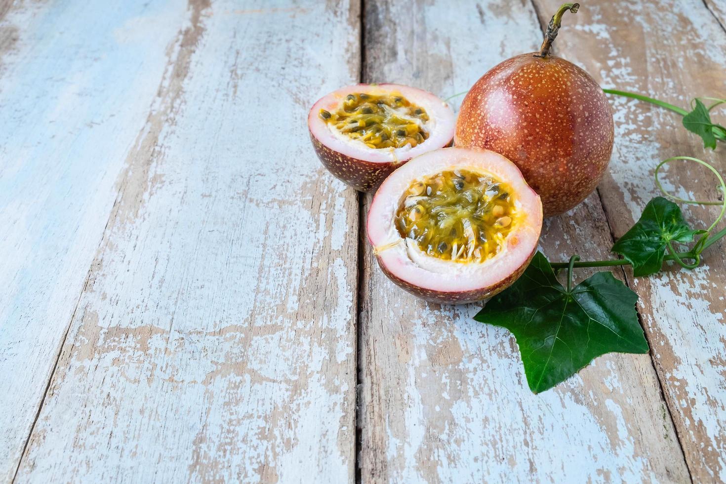 fruta de la pasión en rodajas sobre la mesa foto