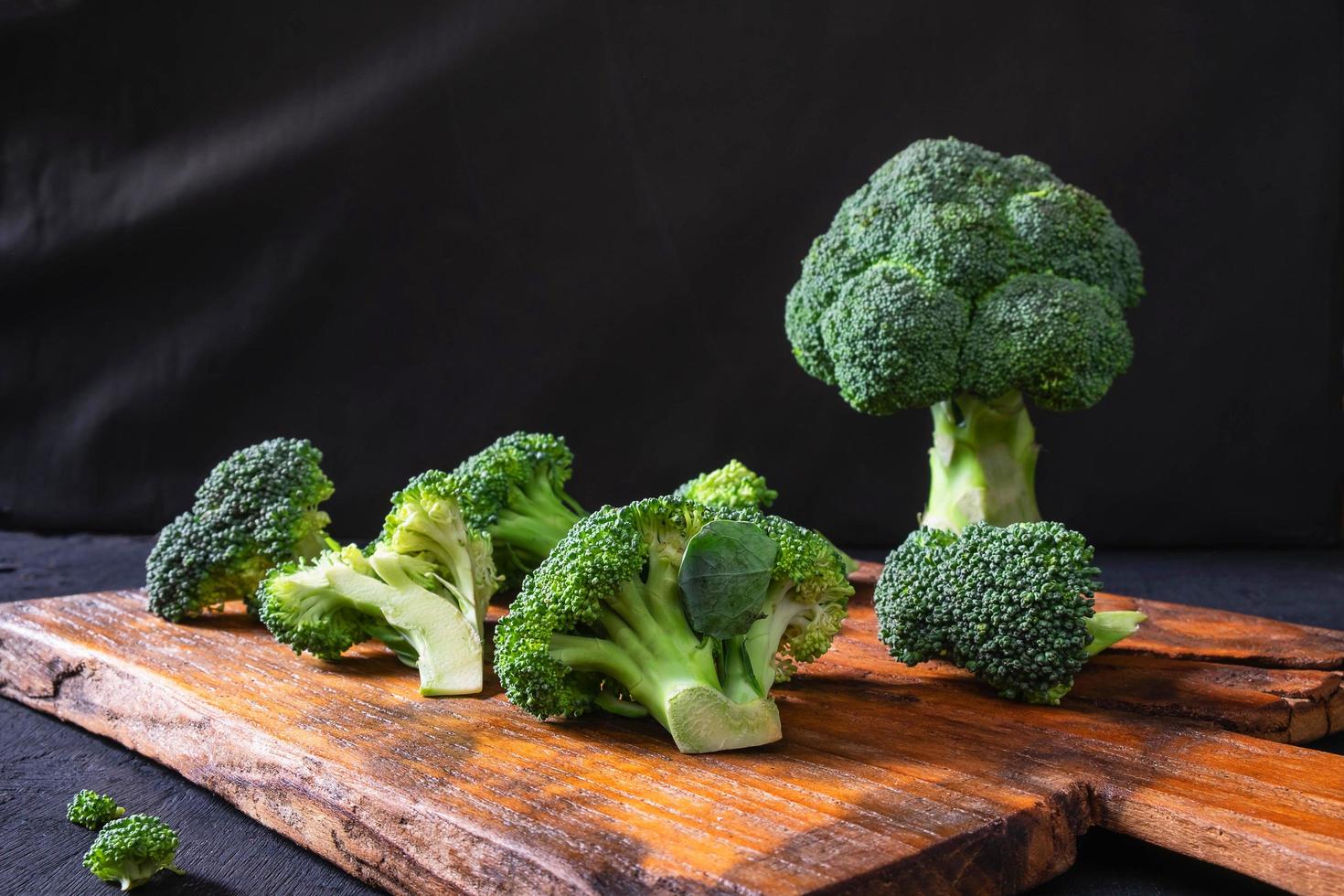 brócoli en una tabla de cortar foto