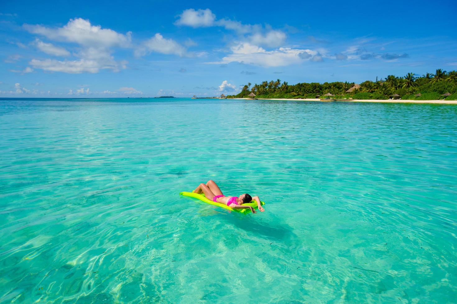 mujer, relajante, en, floaty, en, playa foto