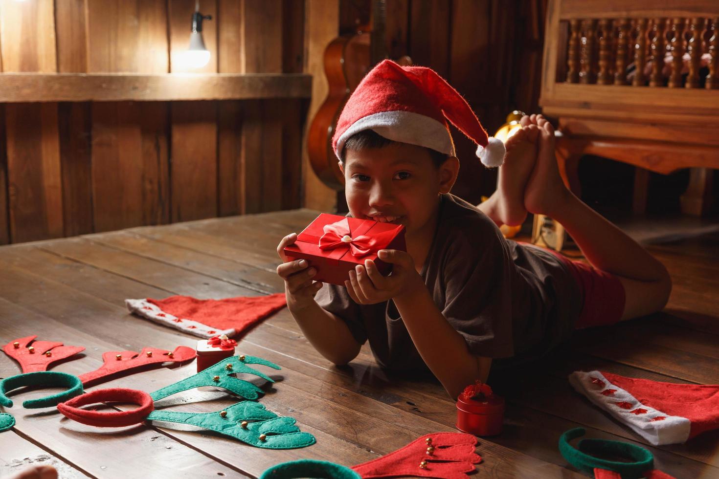 niño con caja de regalo el día de navidad foto