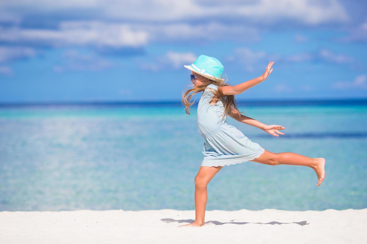 niña corriendo en la playa foto