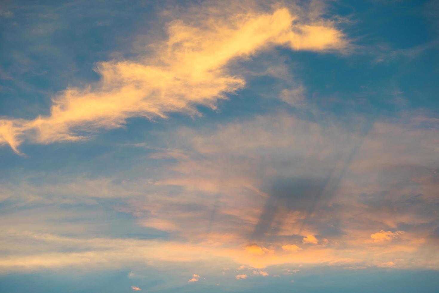 hermoso cielo al atardecer foto