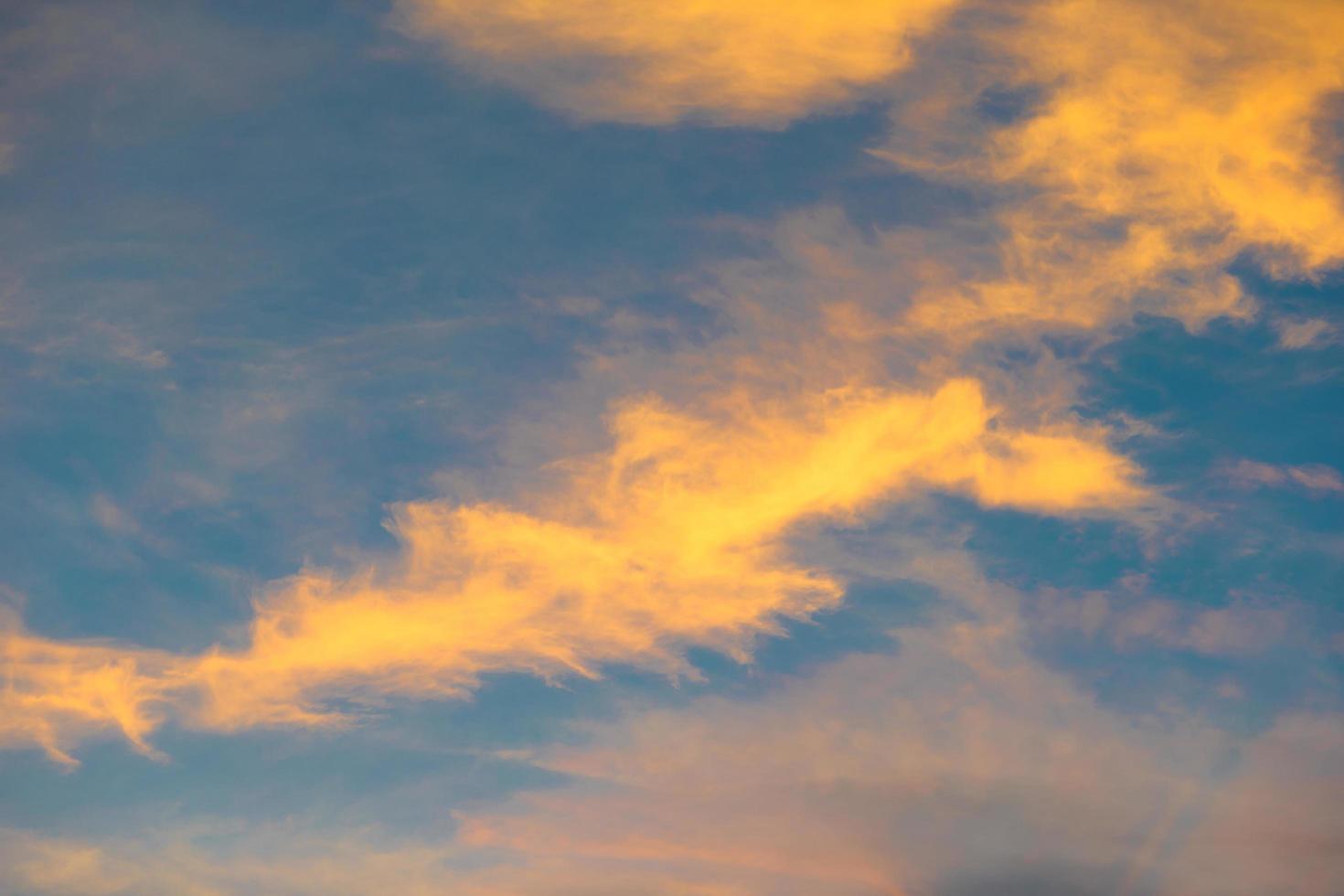 nubes de colores durante la puesta de sol foto