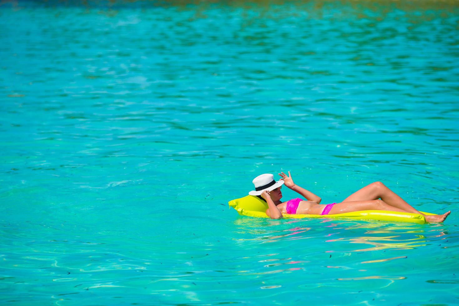 mujer relajante en el agua foto