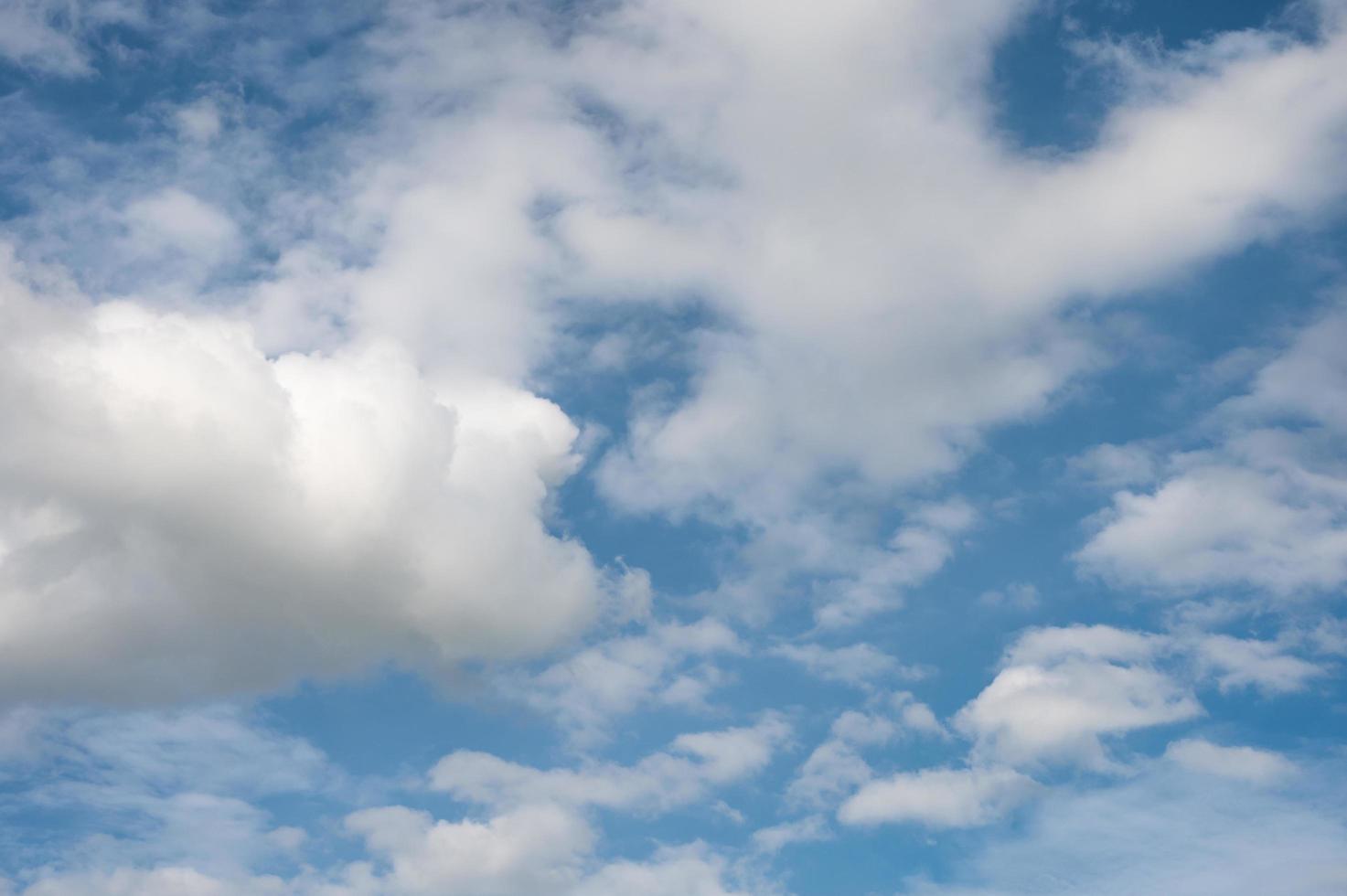 nubes blancas en el cielo azul foto