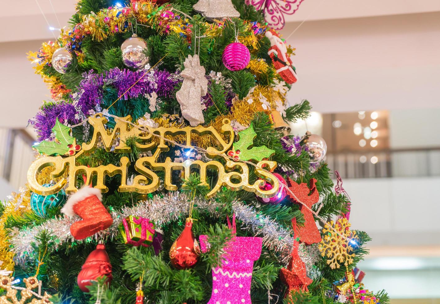 primer plano, de, un, árbol de navidad, con, adornos foto