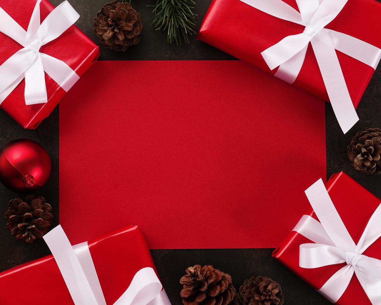 maqueta de tarjeta de felicitación roja en blanco foto