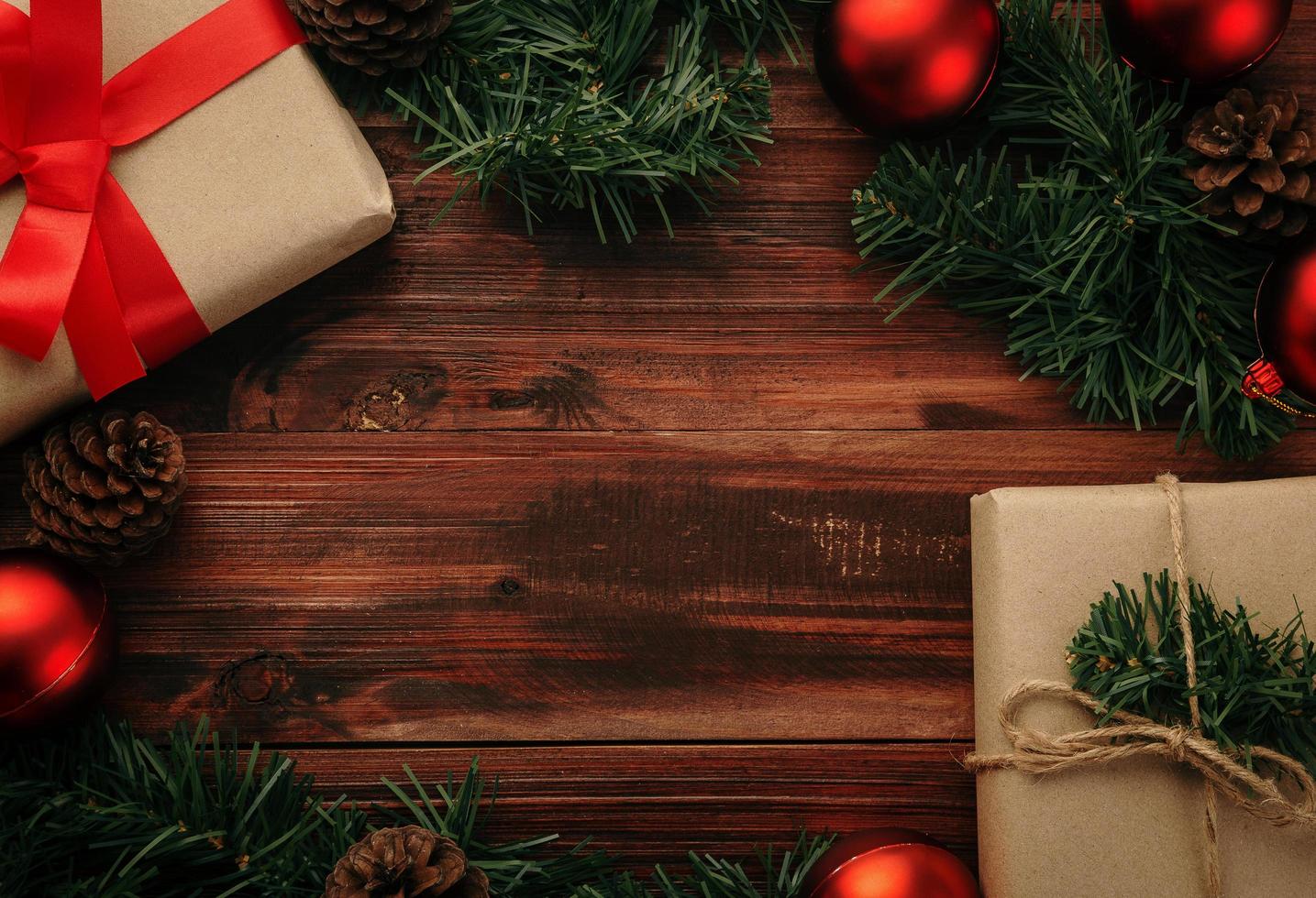 decoración de navidad en el fondo de la mesa de madera foto