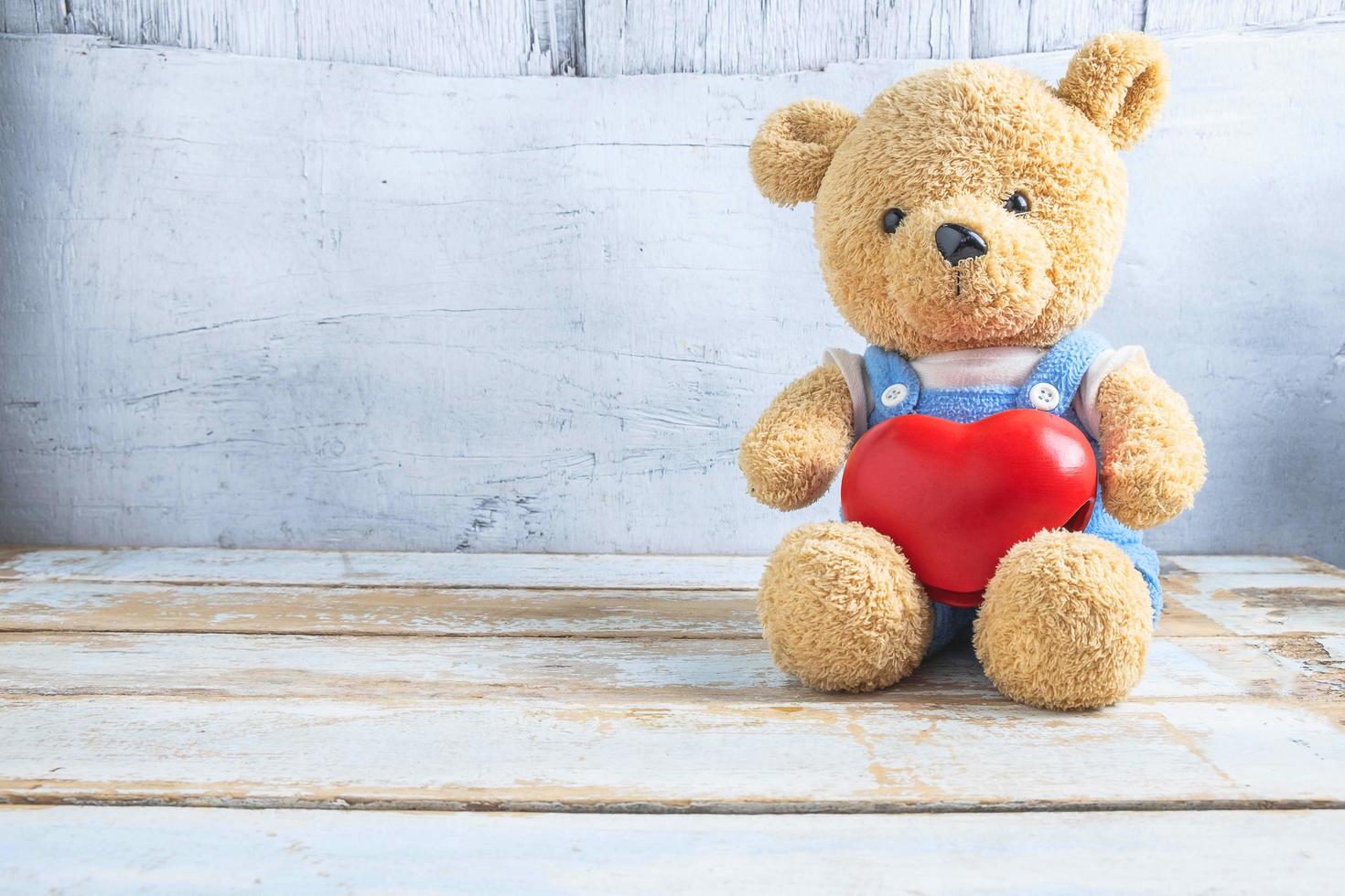 Valentine's Day teddy bear with heart 1742467 Stock Photo at Vecteezy