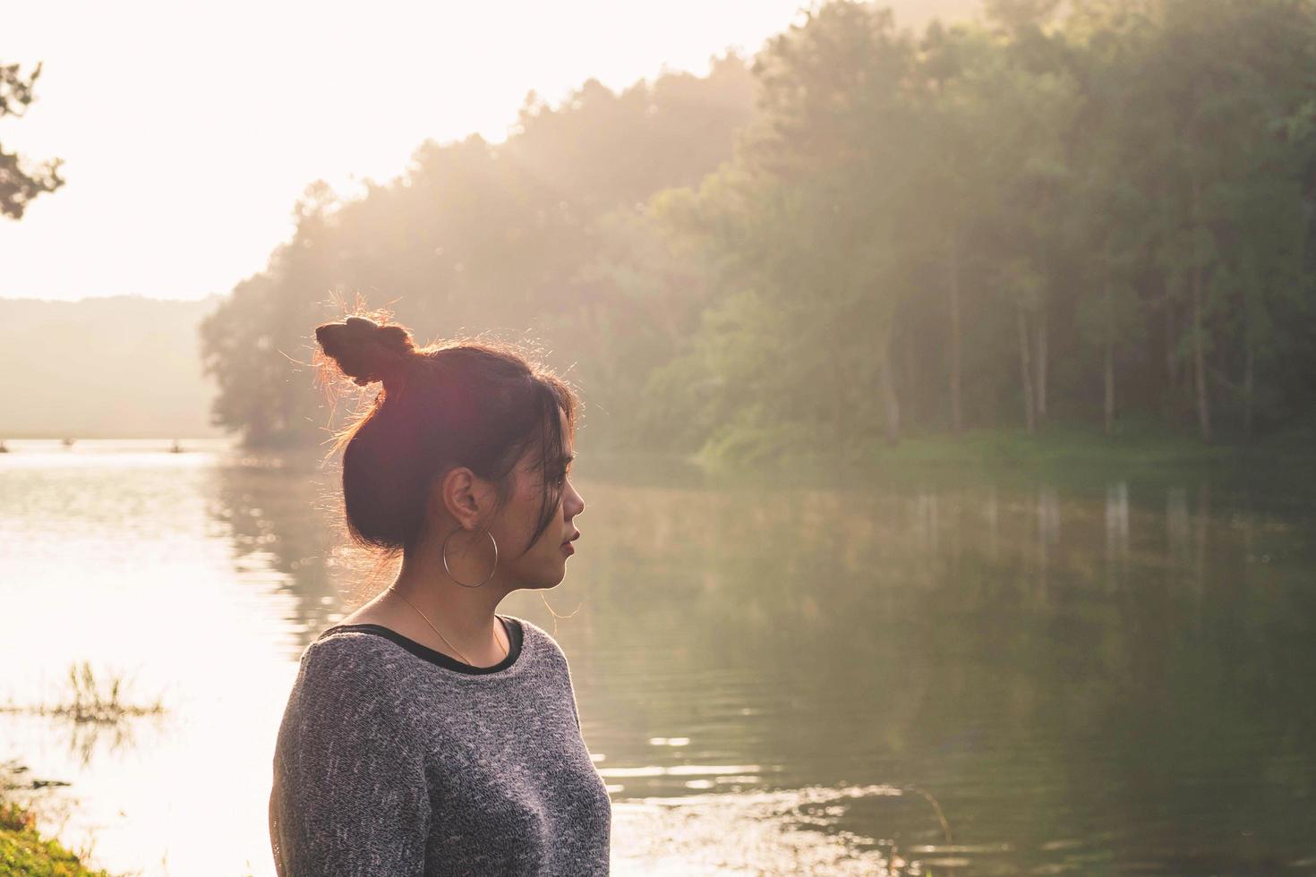 mujer asiática viajando por el río foto