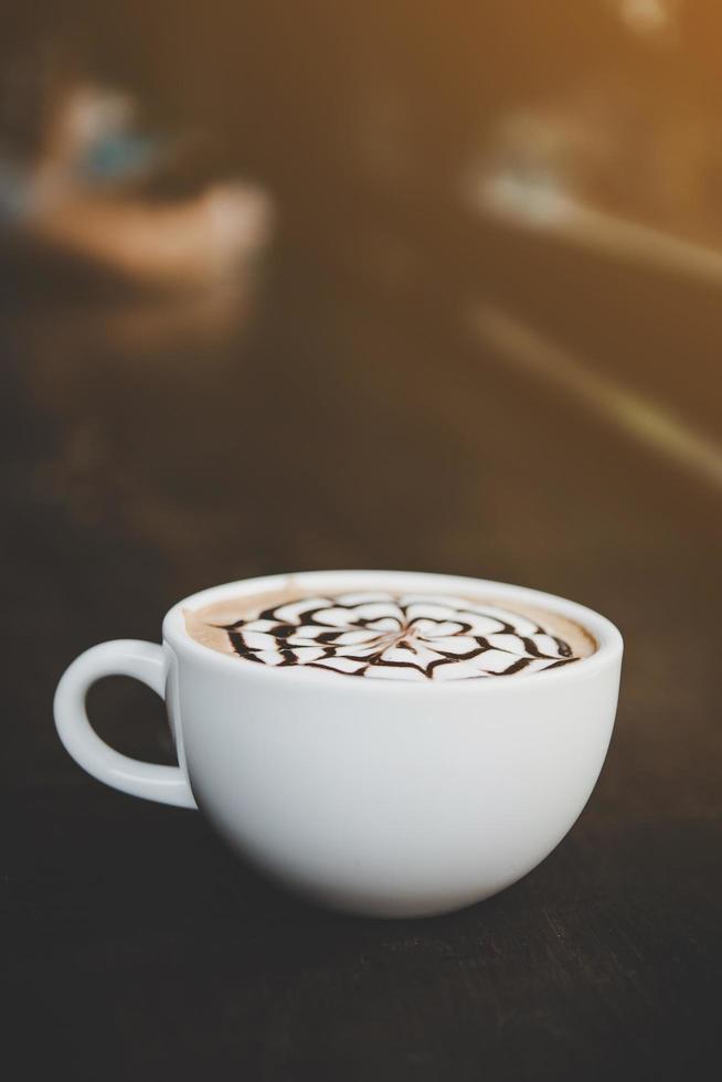 taza de café en la mesa de madera foto