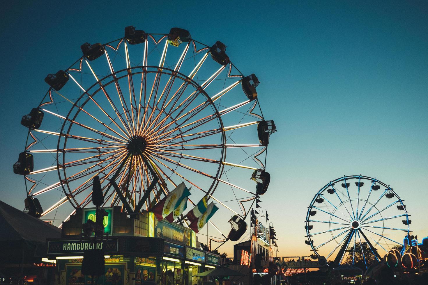 los angeles, 2020 - dos ruedas de la fortuna en la feria foto