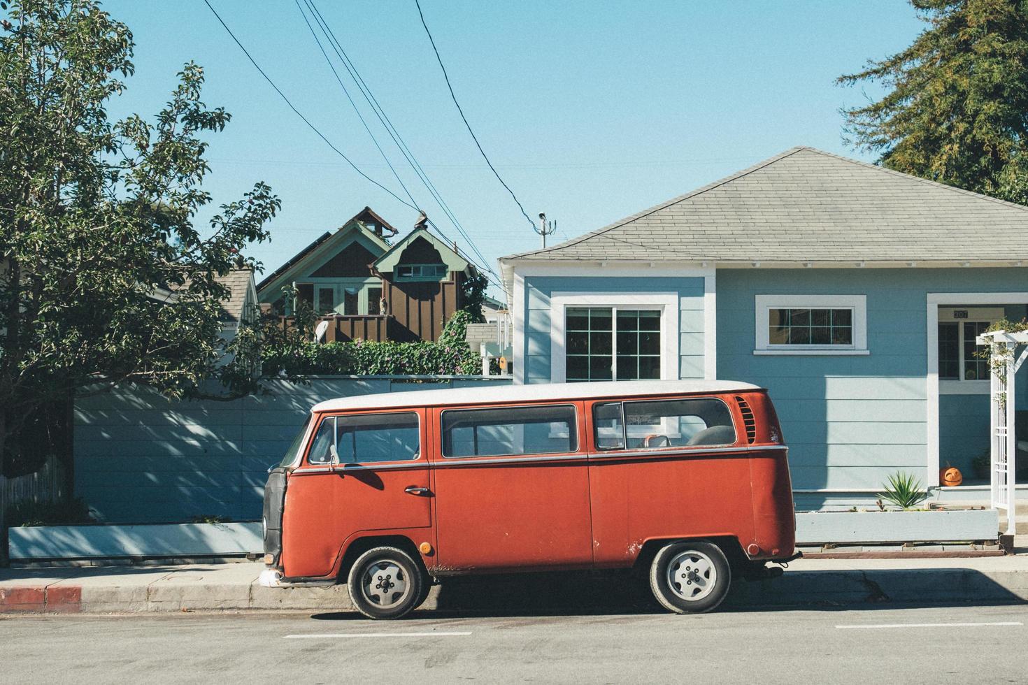 santa cruz, california, 2020 - volkswagen rojo contra una casa verde azulado foto