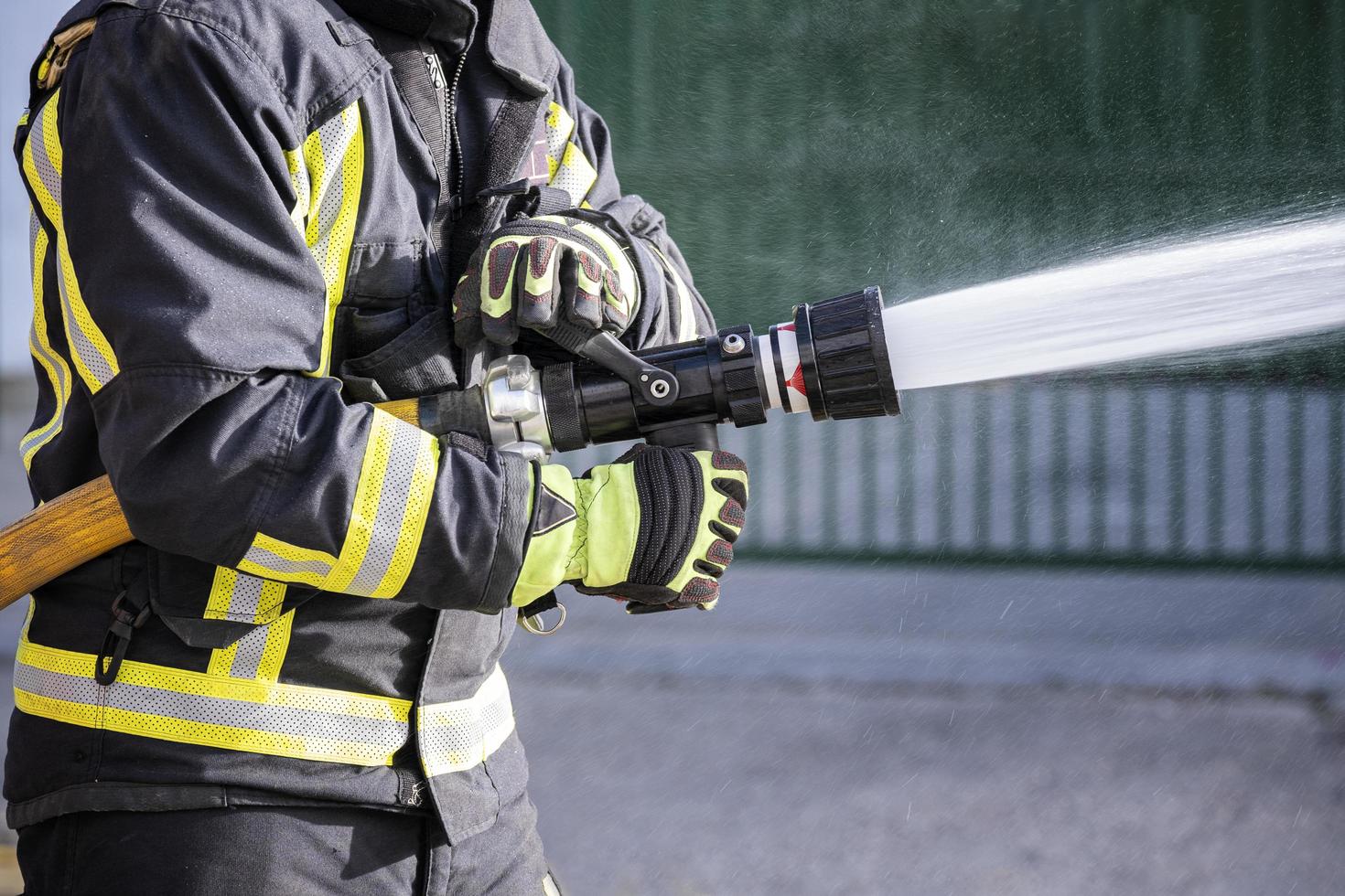 los bomberos usan una manguera foto