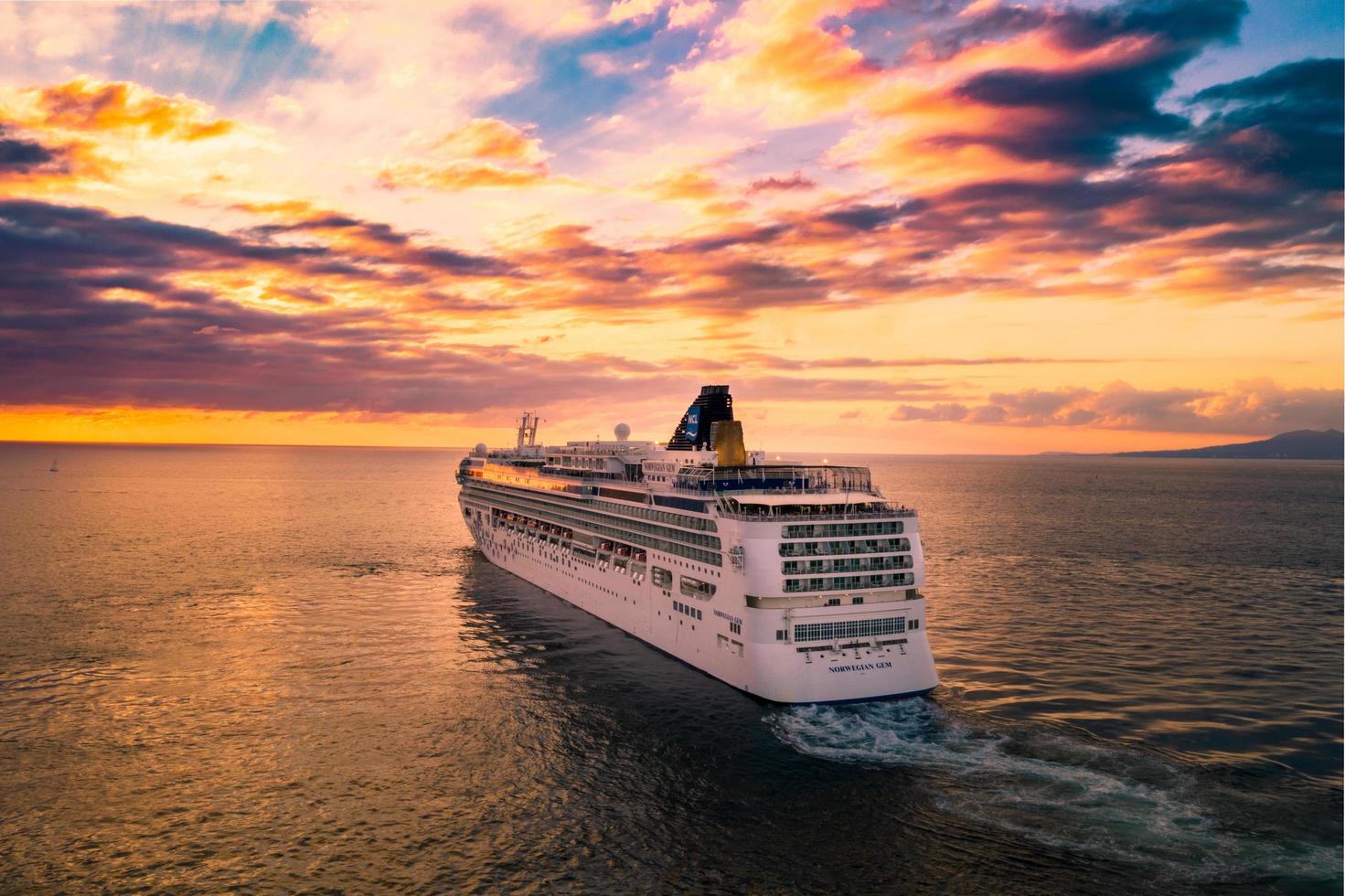 Crucero blanco bajo el cielo nublado foto